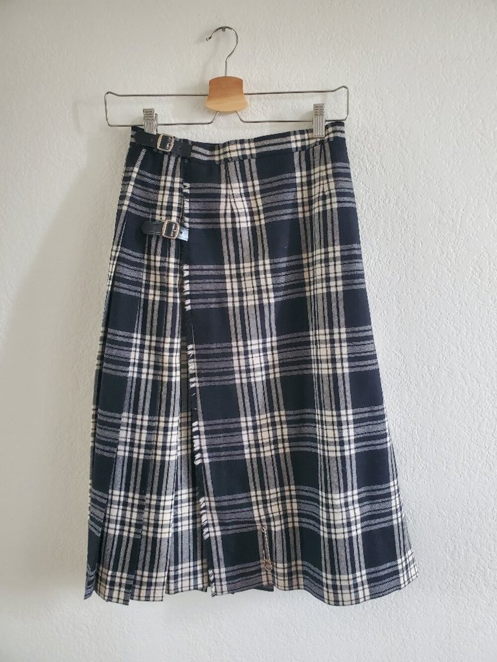 Vintage Kinloch Anderson 100% wool kilted skirt with pin